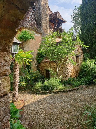 Périgord Noir. Le Jardin Chuchotant . Gîte le Pigeonnier