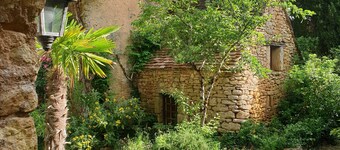 Périgord Noir. Le Jardin Chuchotant . Gîte le Pigeonnier