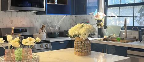 Mikrovågsugn, ugn, spishäll och diskmaskin