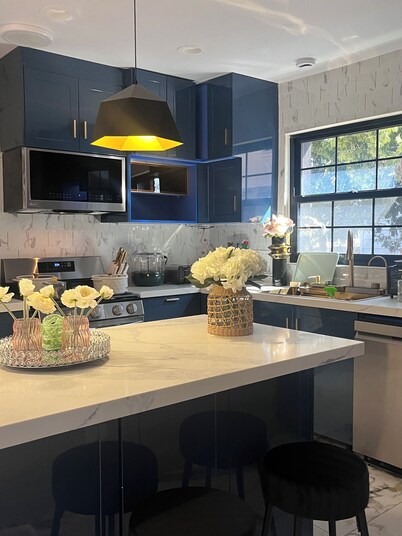 Spacious 5-bedroom house in nice Des Plaines with AC, WiFi