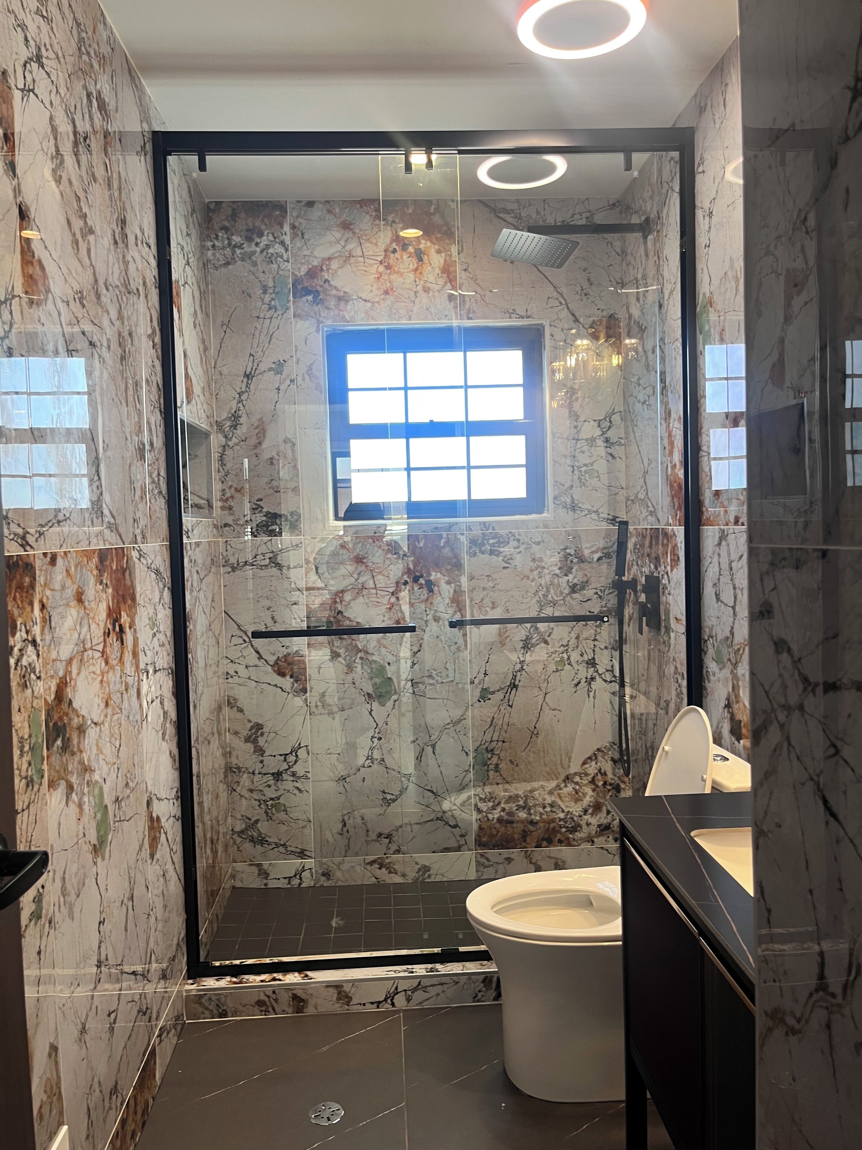 Secadora de cabello, toallas, jabón, papel de baño 