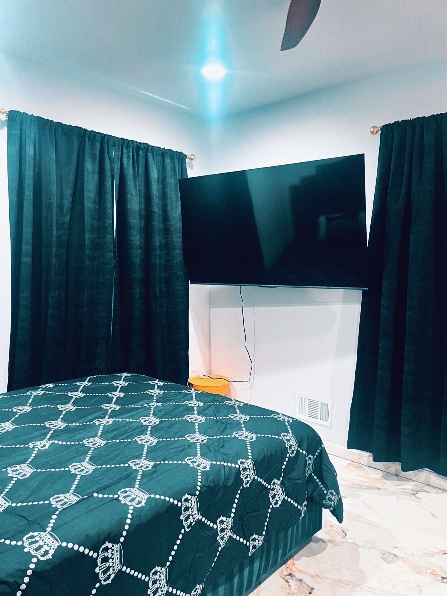 5 habitaciones, tabla de planchar con plancha, wifi y ropa de cama 