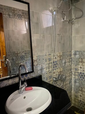 Shower, bidet, towels, soap - Dahabiya 2-bedroom Private residence - Sea View rooftop in Assala- Dahab (Dahab)