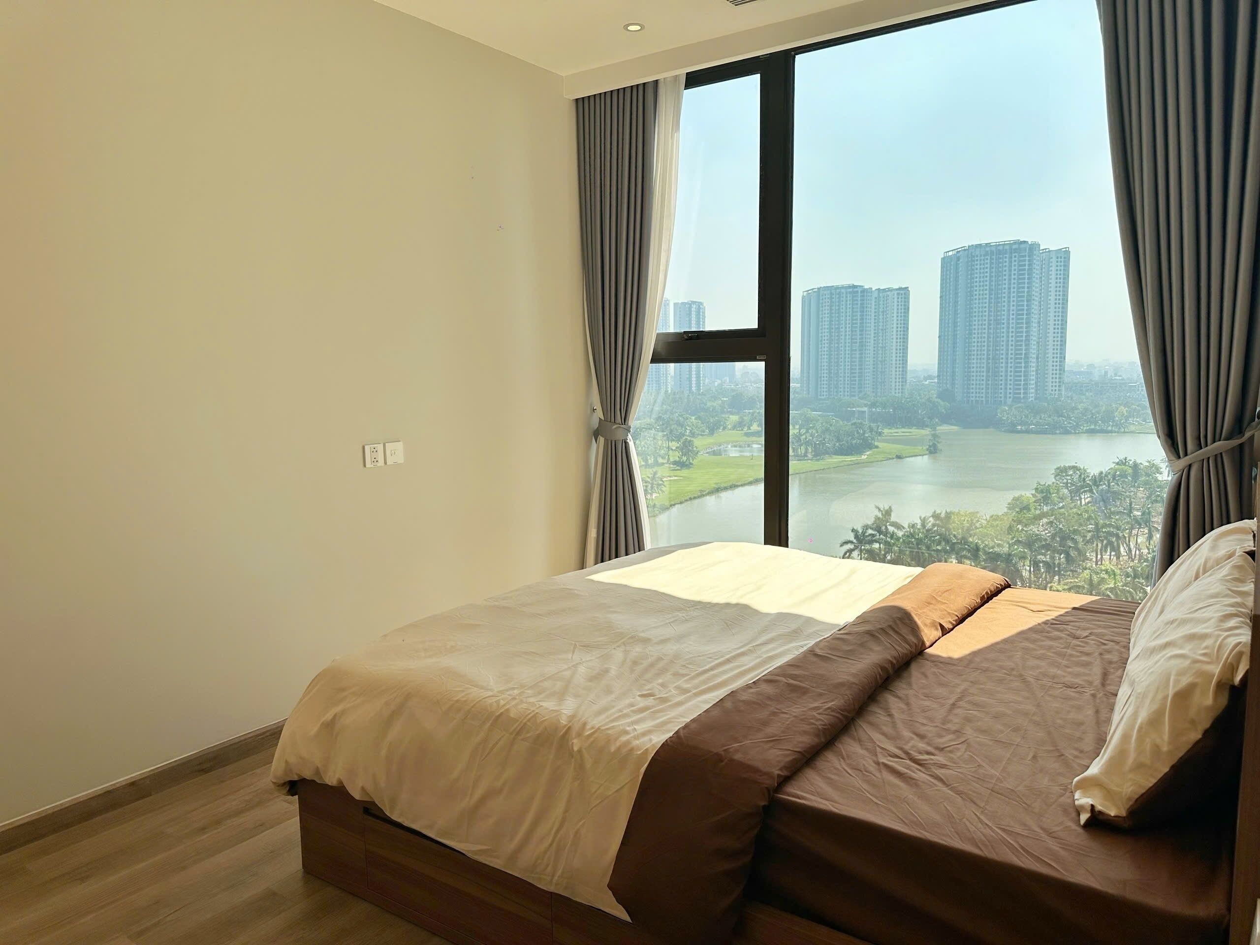 สแตนดาร์ดอพาร์ทเมนท์, 3 ห้องนอน, ระเบียง, วิวทะเลสาบ | ตู้นิรภัยในห้องพัก, ตกแต่งพิเศษโดยเฉพาะ, โต๊ะทำงาน