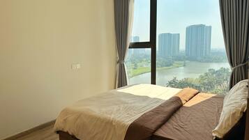 Standard-Apartment, 3 Schlafzimmer, Balkon, Seeblick | Zimmersafe, individuell eingerichtet, Schreibtisch