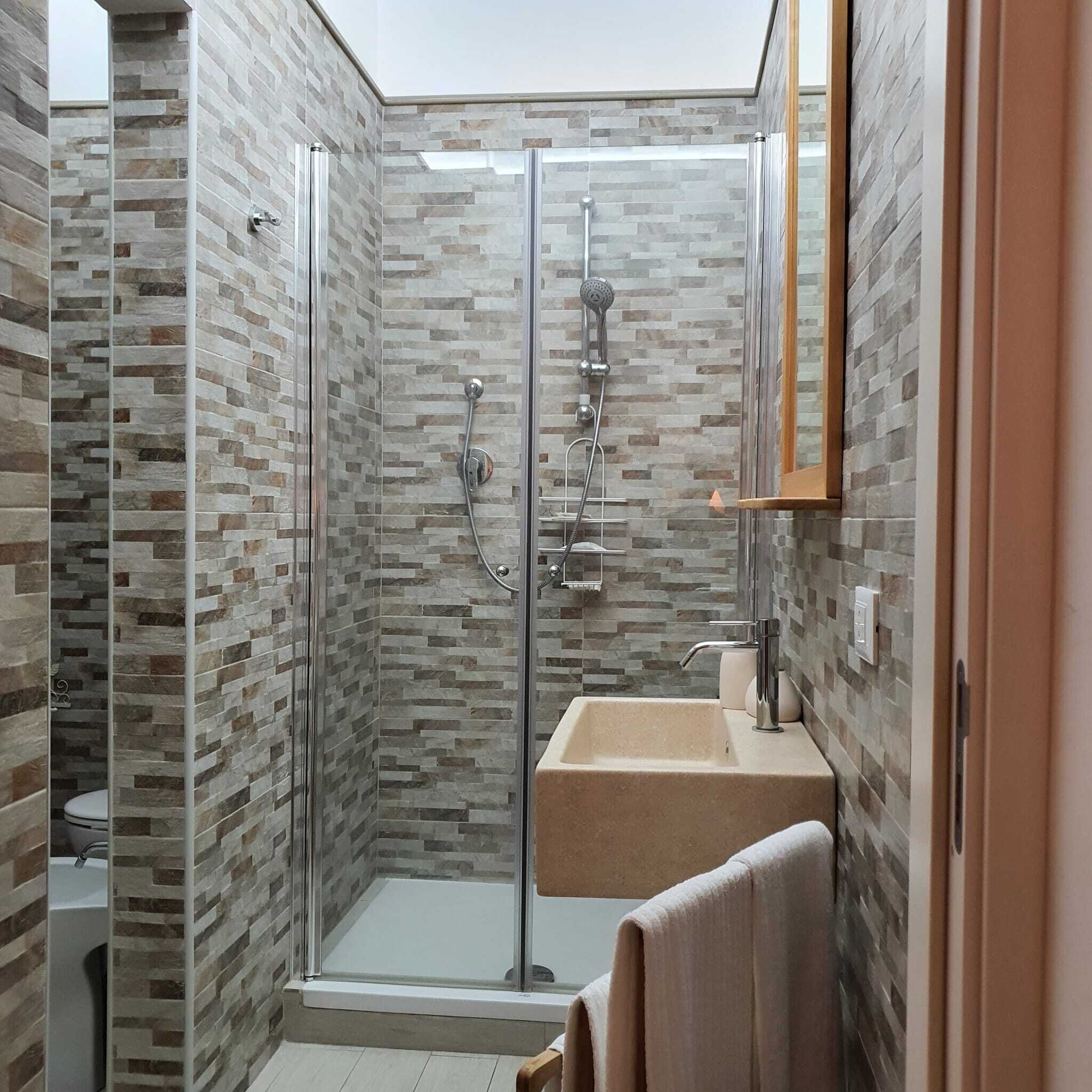 Bruser, hårtørrer, bidet, håndklæder