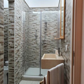 Shower, hair dryer, bidet, towels - White Suite 08 Polignano for your vacation in the center of Polignano a Mare (Polignano a Mare)