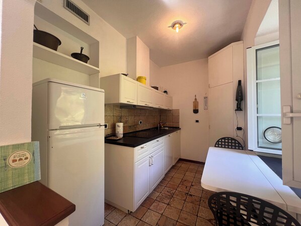 Classic Apartment, City View | Private kitchen | Coffee/tea maker, electric kettle