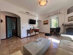 Classic Apartment, City View | Ruang tamu | 43 inci sebuah televisyen pintar dengan digital