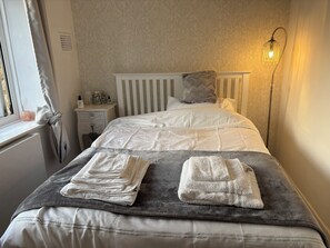 1 habitación, tabla de planchar con plancha, wifi y ropa de cama