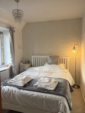 1 dormitorio, tabla de planchar con plancha, wifi y ropa de cama