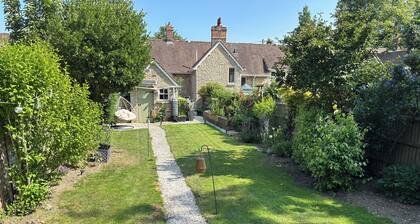 Gorgeous double room in lovely cottage. Bicester Motion Village Brackley Sstone