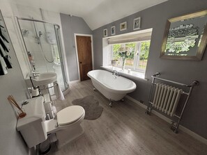 Secador de pelo, toallas, jabón, papel higiénico