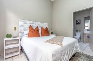 1 dormitorio, tabla de planchar con plancha, wifi y ropa de cama