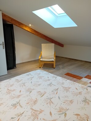 2 bedrooms, iron/ironing board, free WiFi, bed sheets