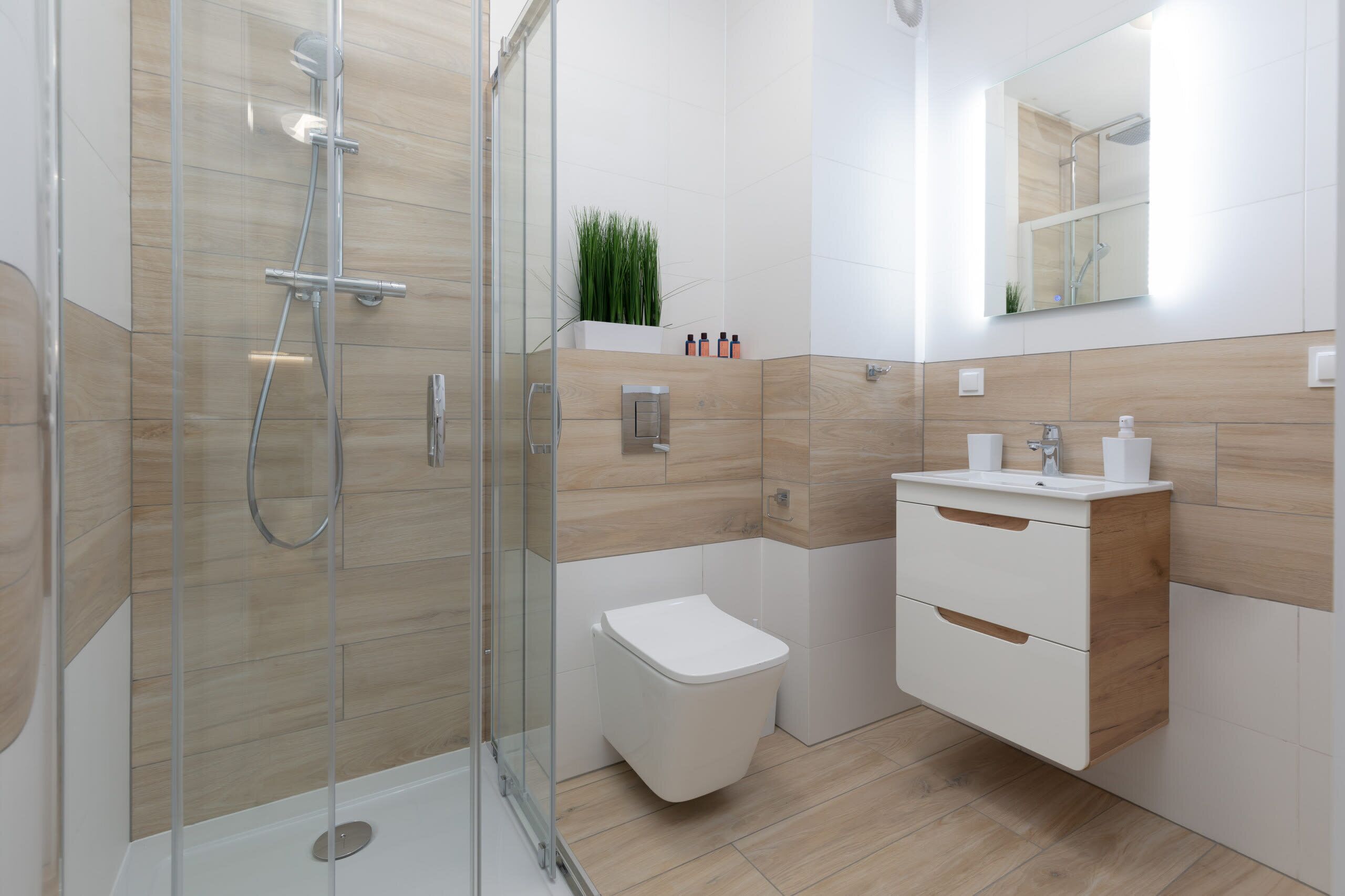 Een douche, een haardroger, handdoeken, shampoo
