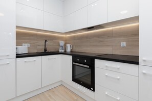 Fridge, oven, stovetop, dishwasher