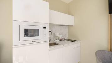 Kylskåp, mikrovågsugn, spishäll och diskmaskin