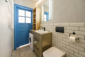 Douche, séchoir à cheveux, serviettes fournies, shampooing