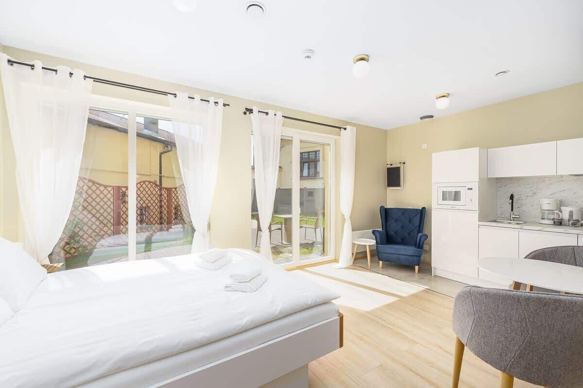 Iron/ironing board, WiFi, bed sheets