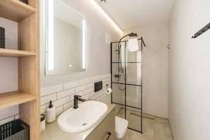 Shower, hair dryer, towels, shampoo