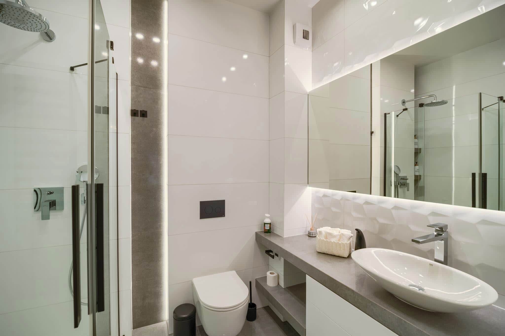 Een douche, een haardroger, handdoeken, shampoo