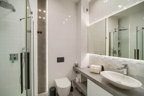 Een douche, een haardroger, handdoeken, shampoo