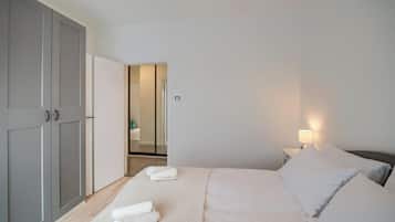 2 bedrooms, desk, iron/ironing board, WiFi