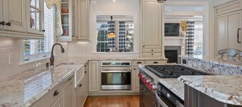 Kennebunk Coastal Getaway ! 2 minutes from Gooch's Beach !