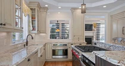 Kennebunk Coastal Getaway ! 2 minutes from Gooch's Beach !