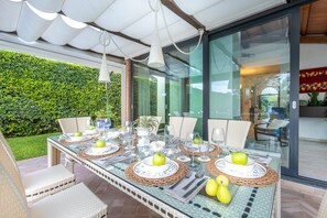 تناول الطعام بالخارج