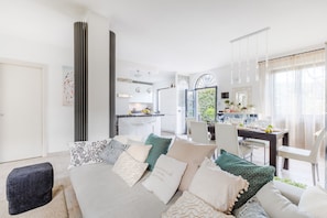 TV - Modern Villa with Pool in Tonfano Marina di Pietrasanta (Marina di Pietrasanta)