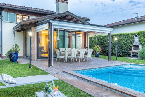 Modern Villa with Pool in Tonfano Marina di Pietrasanta