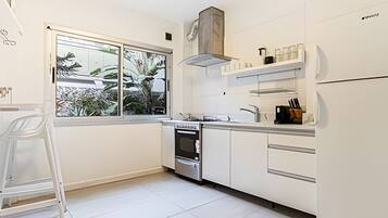 Fridge, microwave, oven, coffee/tea maker