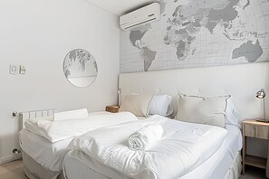 4 bedrooms, iron/ironing board, internet, bed sheets