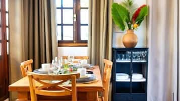 Deluxe Bungalow, Pets Allowed, Garden View | Dining room
