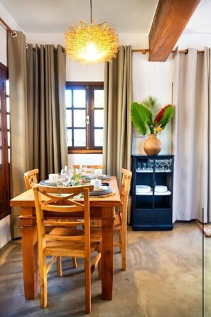 Deluxe Bungalow, Pets allowed, Garden View | Dining room