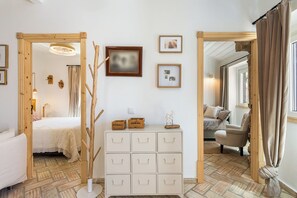Tabla de planchar con plancha, wifi gratis y ropa de cama 