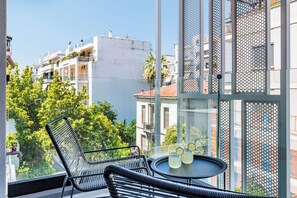 Appartamento Deluxe, balcone, vista città | Tende oscuranti, insonorizzazione, ferro/asse da stiro, Wi-Fi gratuito