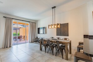 Dining - 2 Suites, Priv. Jacuzzi Near Disney (Kissimmee)