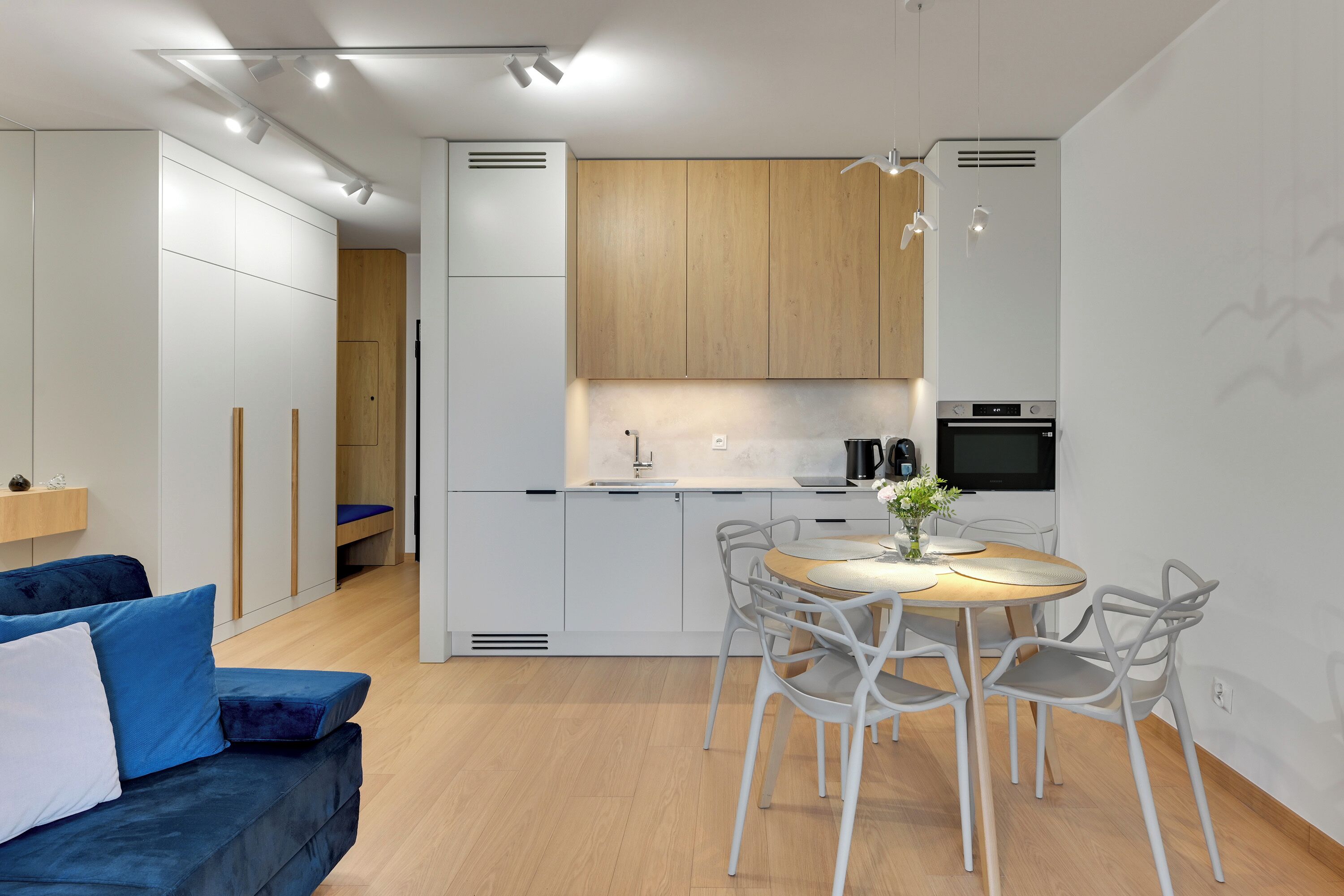 Deluxe Apartment, City View | Private kitchen | Fridge, microwave, oven, stovetop