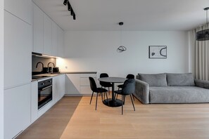 Deluxe Apartment, City View | Private kitchenette | Fridge, microwave, oven, stovetop