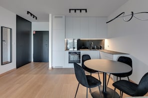 Departamento Deluxe, vista a la ciudad | Cocineta privada | Refrigerador, microondas, horno y parrilla de estufa 