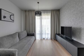 Deluxe appartement, uitzicht op de stad | Televisie