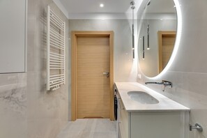Deluxe Apartment, City View | Bathroom | Shower, rainfall showerhead, hair dryer, towels - NORDBYHUS Apartamenty Bulvar (Gdansk)