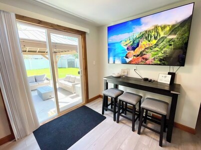 Great Location close to Resch/Lambeau, Sleeps 14, Huge Game Room, Private Yard