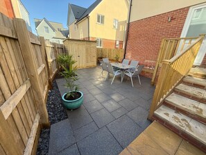 Outdoor dining - The Cornish Retreat - new 3 bed home - central Bude, minutes to the beaches! (Bude)