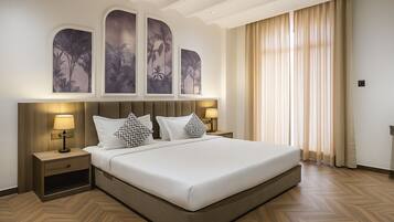 Escritorio, espacio para trabajar con laptop y wifi gratis