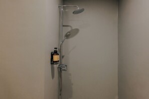 Pyyhkeet, saippua, sampoo, vessapaperi