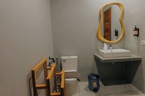 Towels, soap, shampoo, toilet paper